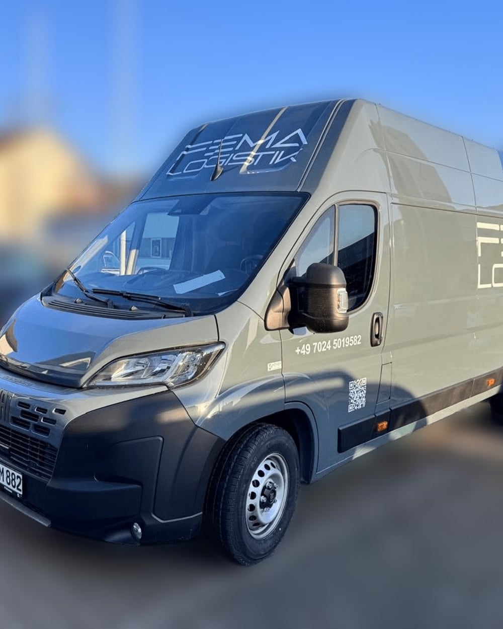 FEMA Logistik Transporter (Sprinter-Klasse) mit weißer Wortmarke, Frontansicht