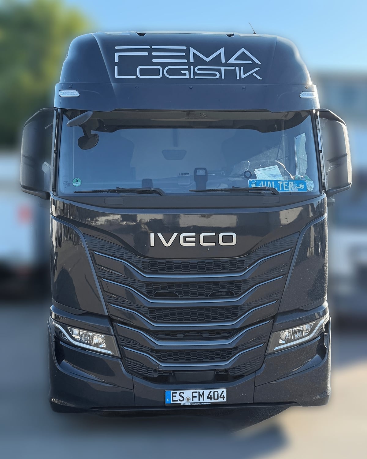 Schwarze IVECO S-Way Sattelzugmaschine der FEMA Logistik GmbH, Frontansicht mit weißer Wortmarke