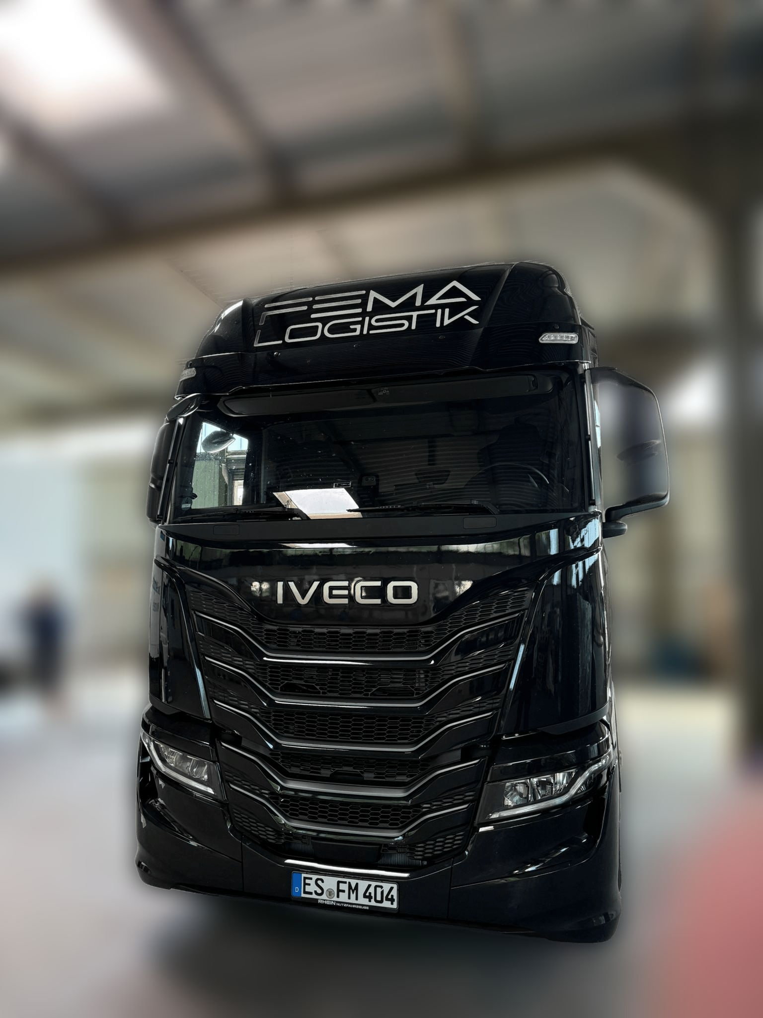 Schwarze IVECO S-Way Sattelzugmaschine der FEMA Logistik mit weißer Wortmarke